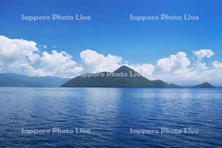 洞爺湖と中島と雲