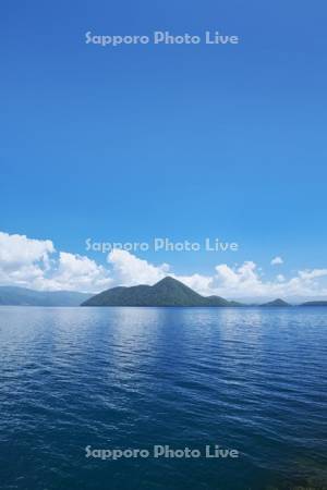 洞爺湖と中島と雲