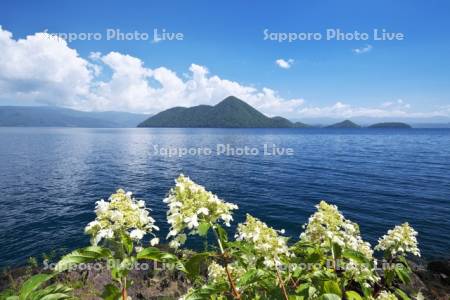 洞爺湖と中島と雲