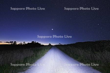 宗谷丘陵と白い道と星