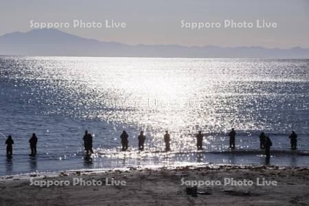 オホーツク海の朝とサケ釣りと海別岳