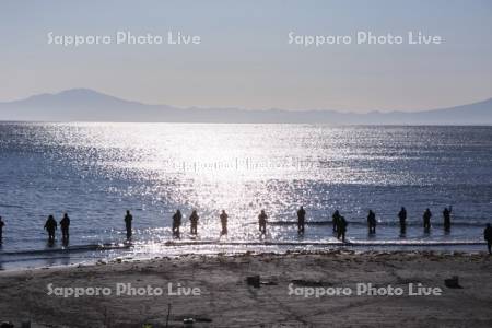 オホーツク海の朝とサケ釣りと海別岳