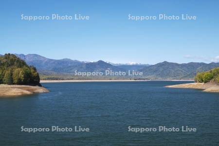 糠平湖と東大雪の山々