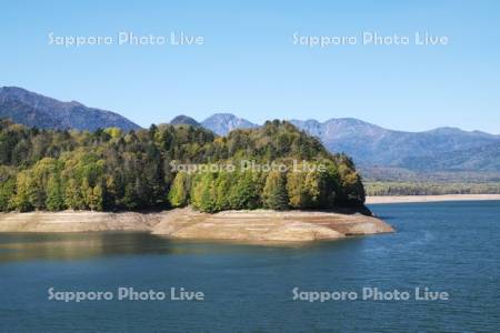 糠平湖と東大雪の山々