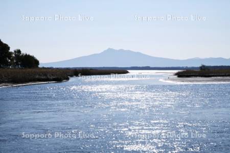 斜里岳と濤沸湖の朝