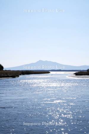 斜里岳と濤沸湖の朝