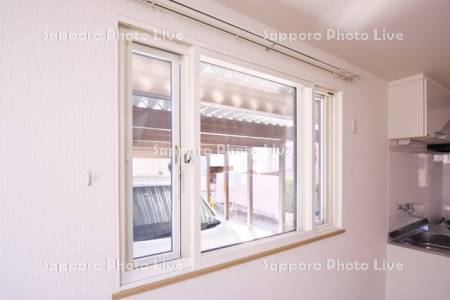 住宅（アパート）の居間のインプラス（内窓）