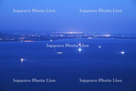 サロマ湖の朝と漁火