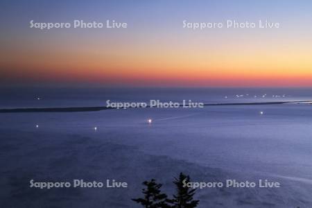 サロマ湖とオホーツク海（奥）の朝と漁火
