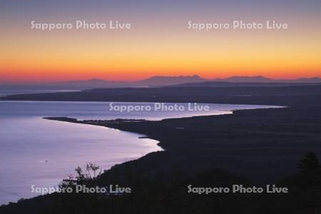 サロマ湖の朝と知床連山
