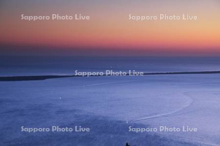 サロマ湖とオホーツク海（奥）の朝と漁火