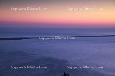 サロマ湖とオホーツク海（奥）の朝と漁火