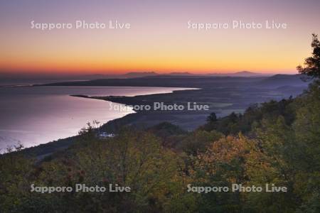 サロマ湖の朝と知床連山