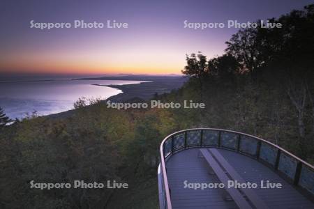サロマ湖の朝と知床連山とサロマ湖展望台