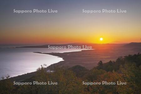サロマ湖の日の出と知床連山