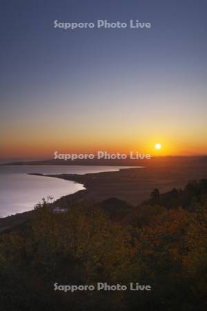 サロマ湖の日の出と知床連山