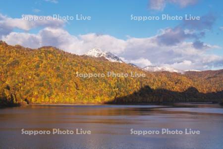 さっぽろ湖と天狗岳と紅葉