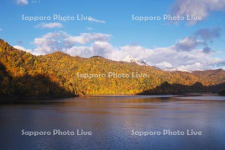 さっぽろ湖と天狗岳と紅葉