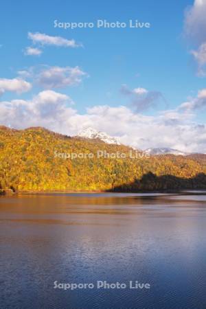 さっぽろ湖と天狗岳と紅葉