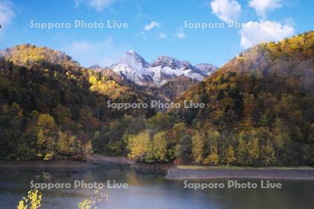 さっぽろ湖と天狗岳と紅葉