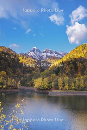 さっぽろ湖と天狗岳と紅葉