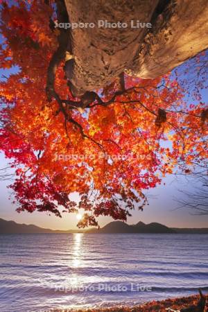 洞爺湖の日没と中島と紅葉