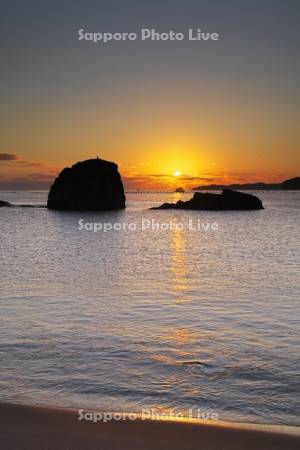モアイ岩と志津川湾の日の出