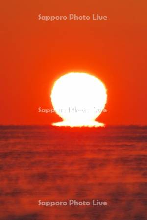 日の出（ダルマ型太陽）と太平洋とけあらし