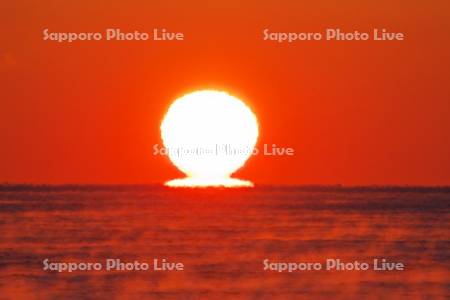 日の出（ダルマ型太陽）と太平洋とけあらし