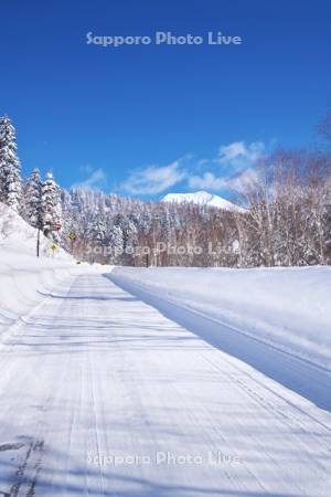 旭岳（大雪山）と雪の道