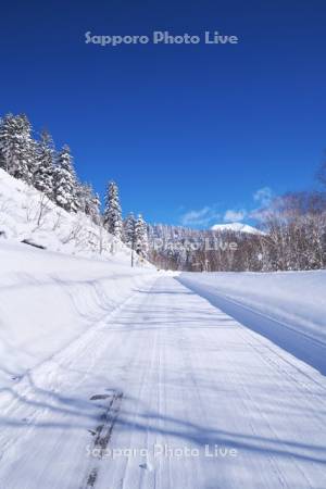 旭岳（大雪山）と雪の道