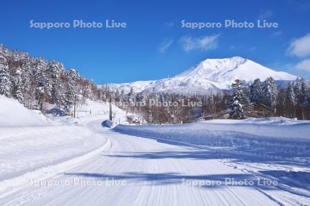旭岳（大雪山）と雪の道
