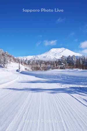 旭岳（大雪山）と雪の道