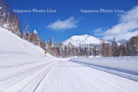 旭岳（大雪山）と雪の道