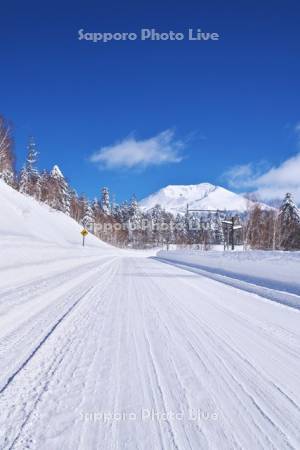 旭岳（大雪山）と雪の道