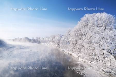 天塩川と樹氷とけあらし