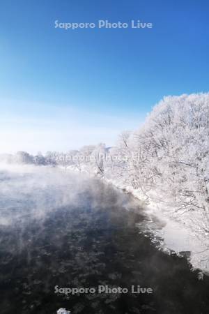 天塩川と樹氷とけあらし