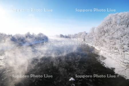 天塩川と樹氷とけあらし