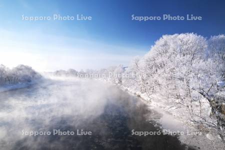 天塩川と樹氷とけあらし