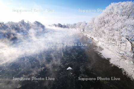 天塩川と樹氷とけあらし