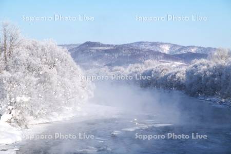 天塩川と樹氷とけあらし