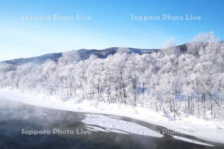 天塩川と樹氷とけあらし