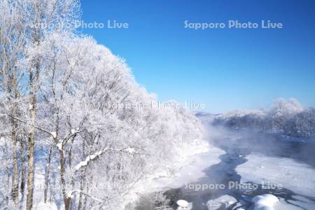 天塩川と樹氷とけあらし