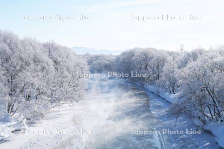 天塩川と樹氷とけあらし