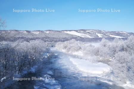 天塩川と樹氷とけあらし