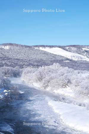 天塩川と樹氷とけあらし