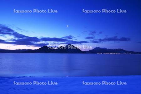 洞爺湖の朝と月（地球照）