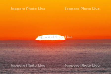 太平洋の日の出と蜃気楼（水平線）