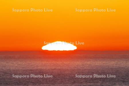 太平洋の日の出と蜃気楼（水平線）