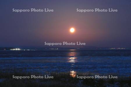 月と流氷